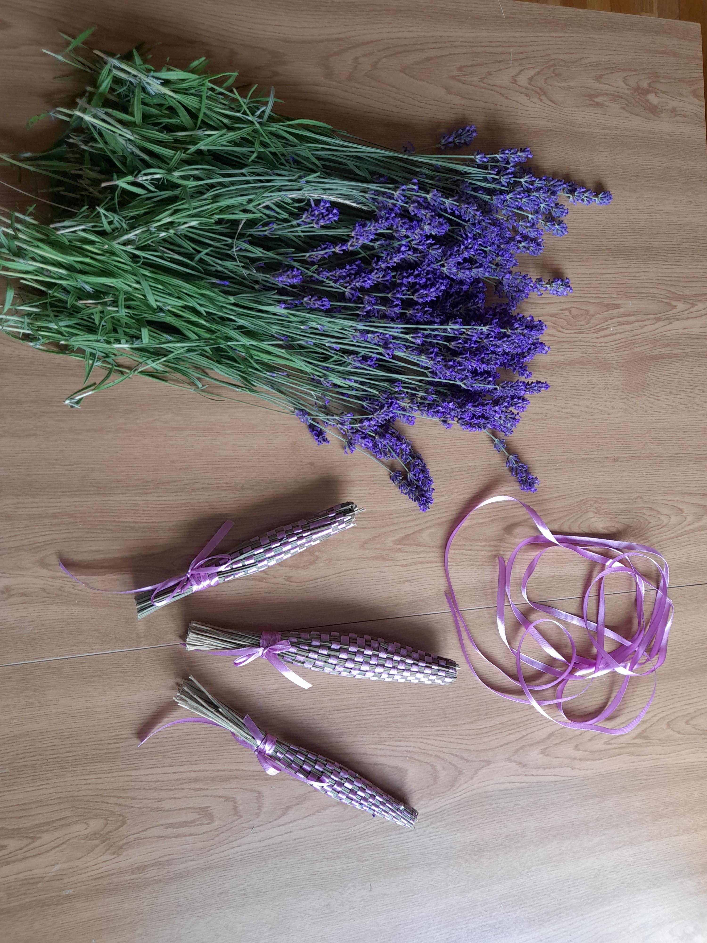 Gałązki lawendy oraz gotowe wyroby z lawendy