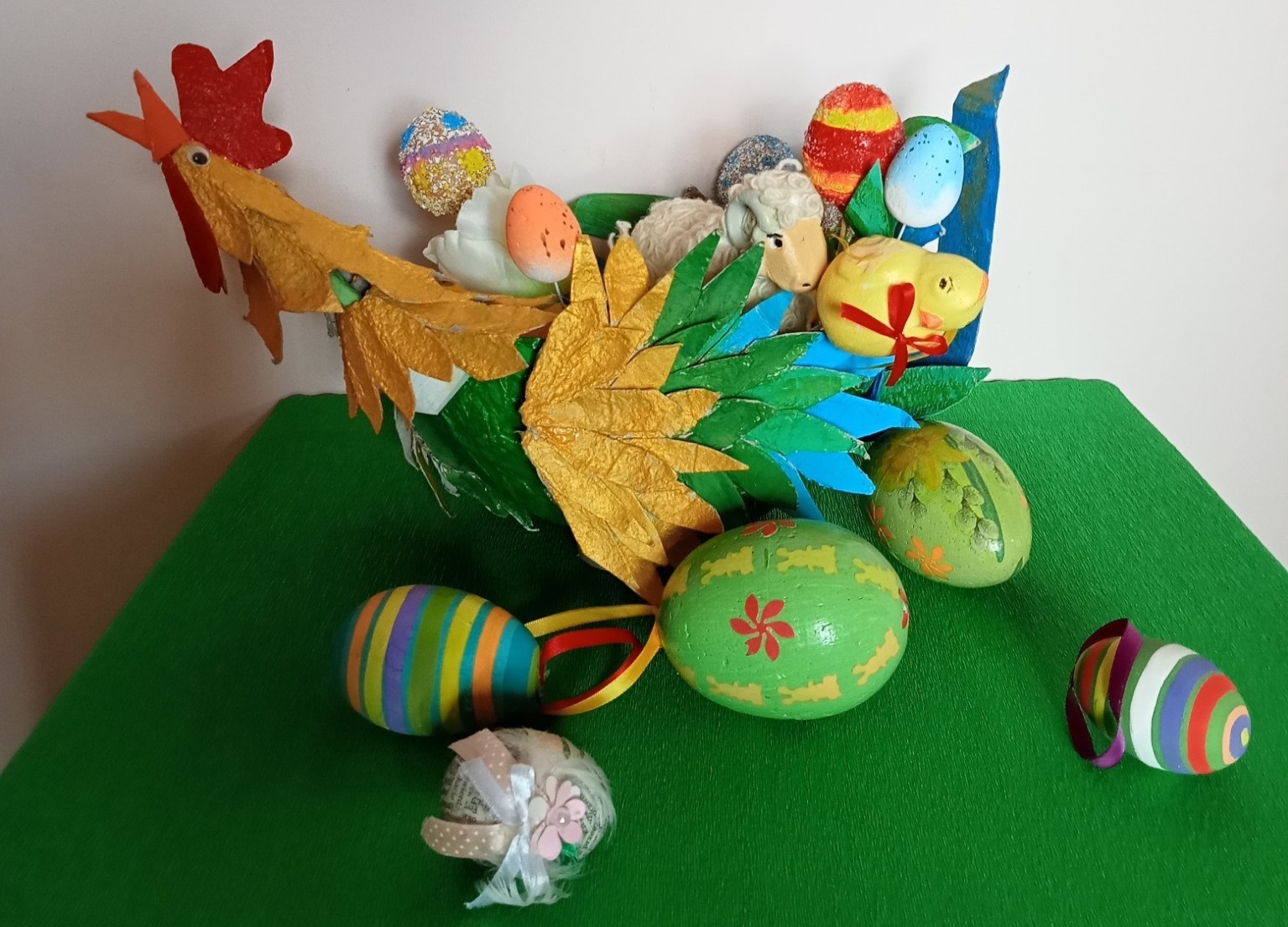 koszyk w kształcie koguta oraz kolorowe pisanki