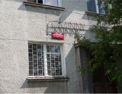 Fot. 12. Budynek Gminnego Ośrodka Kultury, w kt&oacute;rym mieści się biblioteka &nbsp;Źr&oacute;dło: fotografia własna