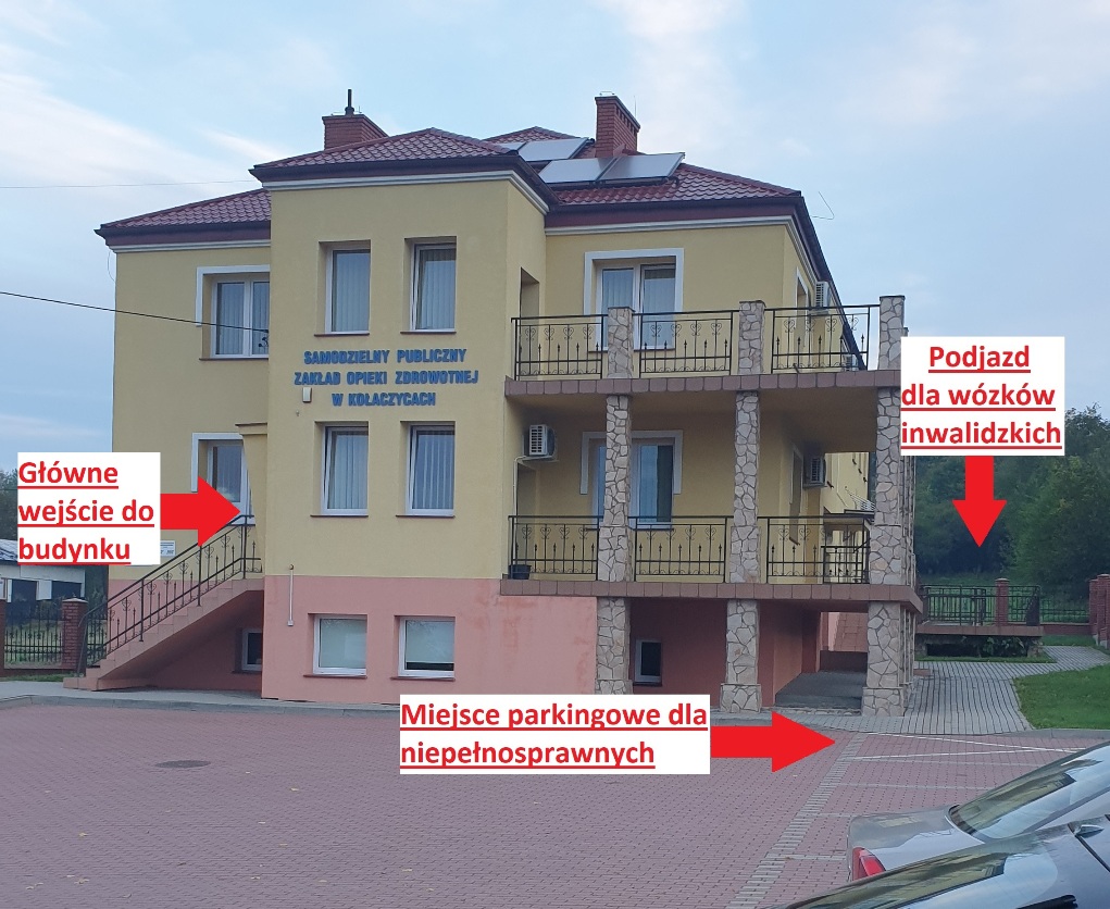 Zdjęcie przedstawia budynek SPZOZ w Kołaczycach z zaznaczonym gł&oacute;wnym wejściem, podjazdem dla w&oacute;zk&oacute;w oraz miejscem parkingowym dla niepełnosprawnych.